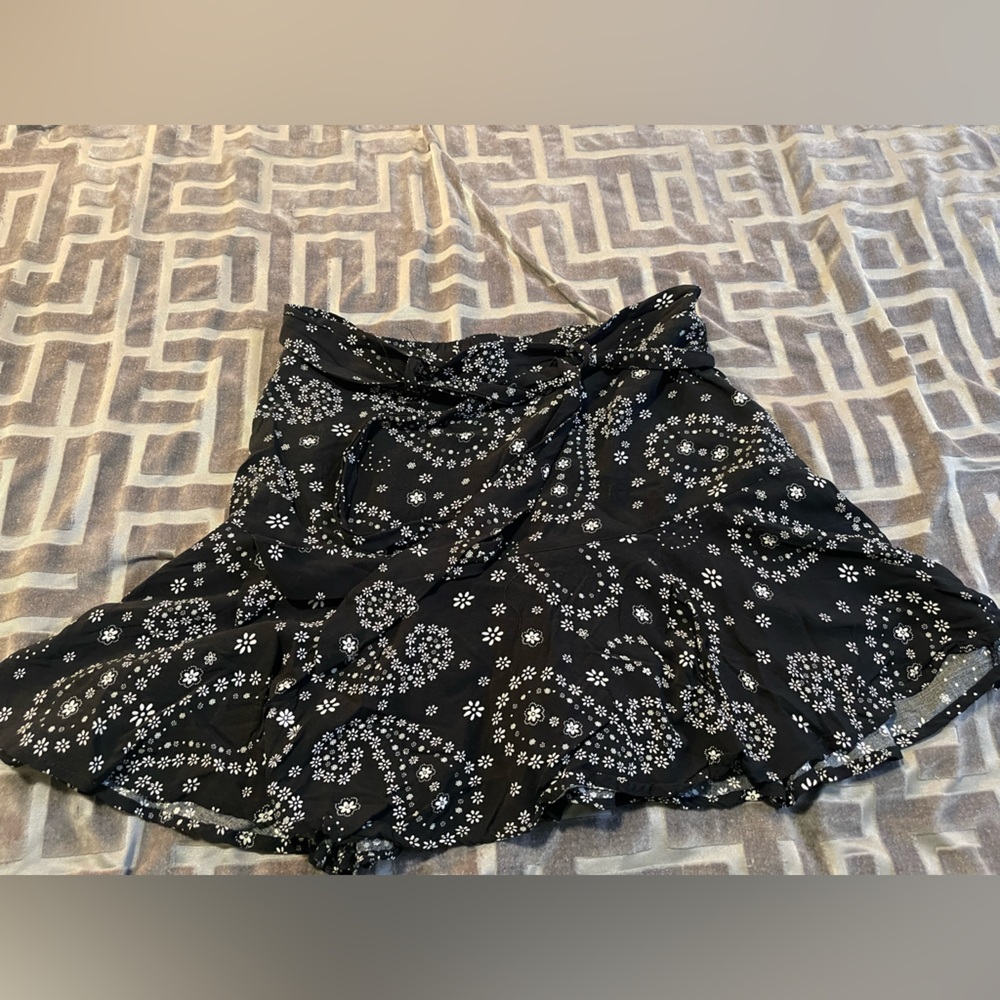 Streetwear Society Black and White Floral skort
